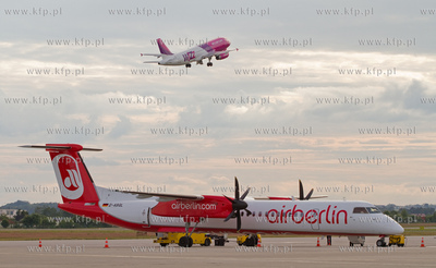 Port Lotniczy Gdansk. Nz.Dash Q400 Airberlin w tle...