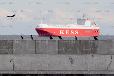 Zatoka Gdanska. Samochodowie KESS na redzie gdynskiego...