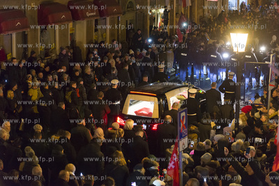 Gdańsk. Przemarsz konduktu żałobnego z trumną zamordowanego...