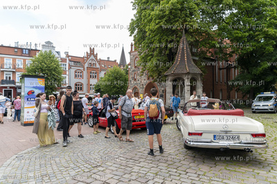 Sopot. Parada ulicą Bohaterów Monte Cassino do muszli...