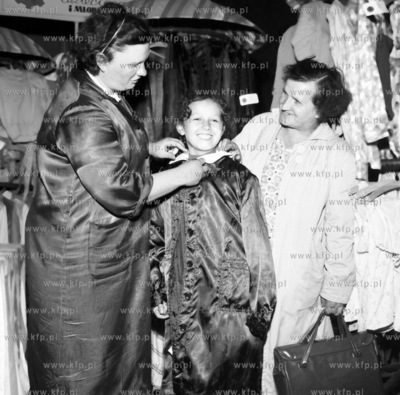 Dziecko przymierza szkolny fartuszek w jednym z Trojmiejskich...