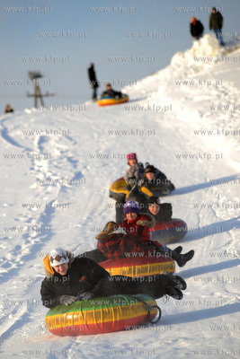 Zimowe szalenstwo w Wiezycy. Zjazd na nadmuchanej detce.
4.01.2009
fot....