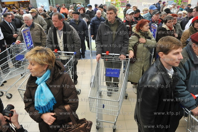 Oficjalne otwarcie dla klientow centrum handlowego...