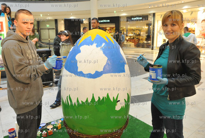 Gdansk. Galeria Baltycka. Malowanie gigantycnzych pisanek,...