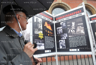 Dworzec PKP w Gdansku - wystawa poswiecona Kindertransportom...