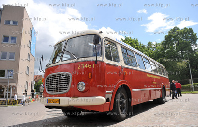 Prezentacja zabytkowego autobusu marki Jelcz popularnego...