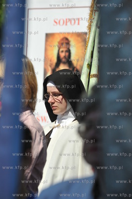 Msza Swieta na trasie procesji na placu przed kosciolem...
