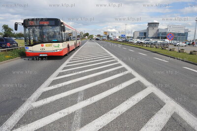 Ulica Slowackiego w poblizu terminalu lotniska w Rebiechowie....