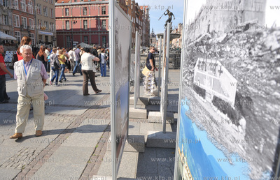 Gdansk. Dlugi Targ. Wystawa plenerowa Mista - Sympole...