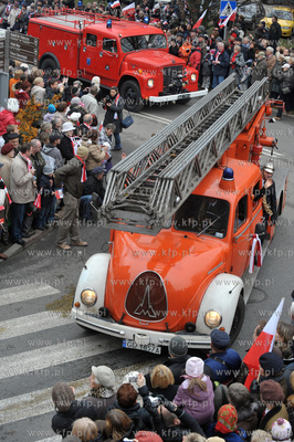 Parada Niepodleglosci w Gdansku. Stare wozy strazackie....