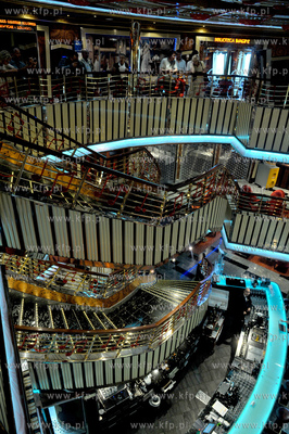 Statek wycieczkowy Costa Pacifica plywajacy pod wloska...