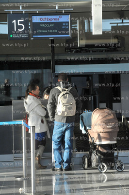 Pierwszy dzien funkcjonowania nowego terminalu T2 gdańskiego...