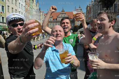 Ulice Dluga i Dlugi Targ w Gdansku dzien przed meczem...