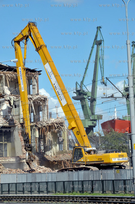 Wyburzanie stoczniowych budynkow przy ul. Jana z Kolna.
06.09.2012...
