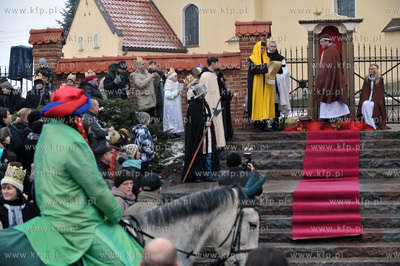 Orszak Trzech Kroli w Zukowie na Kaszubach. 6.01.2013...