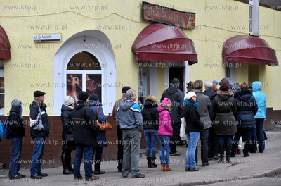 Tlusty czwartek. Kolejka po paczki do cukierni W-Z...
