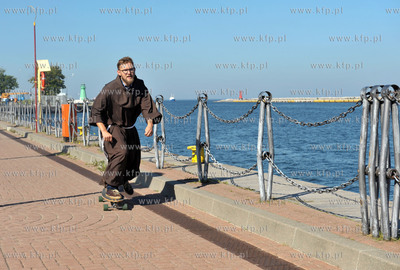 Franciszkanin, ojciec Lukasz Buksa na nabrzezu Ziolkowskiego...