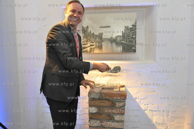 Gdansk. Wyspa Spichrzow. Uroczystosc wmurowania kamienia...