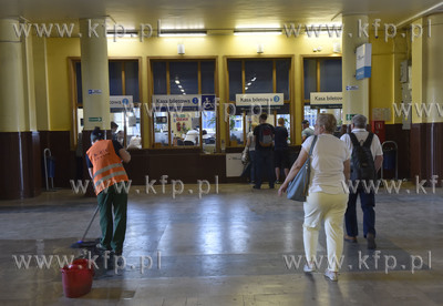 Dworzec podmiejski i peron SKM w Gdyni. Kasy biletowe....