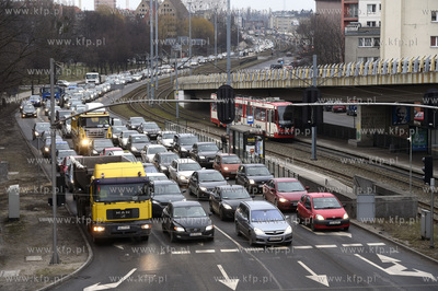 Gdańsk. Węzeł Okopowa. Korek samochodowy na  ul....