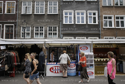 Gdansk. Jarmark Dominikanski. Stoisko firmy mleczarskiej...