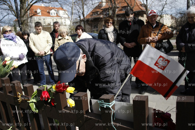 Sopot. Ludzie pala znicze i skladaja wiazanki kwiatow...