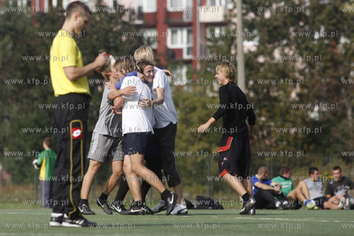 Gdansk Zaspa. Pilkarski turniej dzikich druzyn Do przerwy...