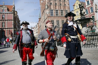 Gdansk, Konkurs na gdanskiego pirata. Przed miejska...