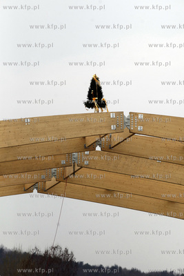 Uroczystosc zawieszenia wiechy na budowie budynku 2...