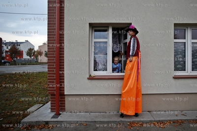 Gdansk Letnica. Parada szczudlarzy, ktora miala na...