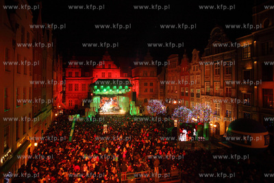 Cala Polska spiewa koledy, koncert na Dlugim Targu...