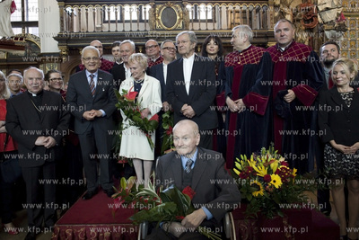 Dwor Artusa. Uroczysta sesja Rady Miasta Gdanska. Wreczenie...