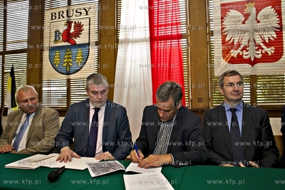 Przejazd pociągu na trasie Gdynia Główna - Brusy,...