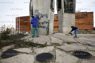 Nieznani sprawcy sprofanowali Pomnik Poległych Stoczniowców...