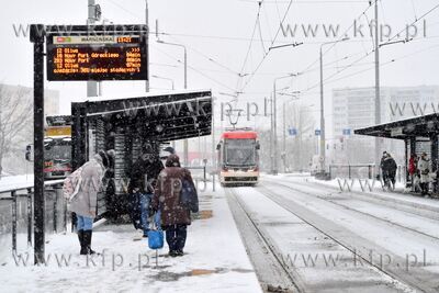 Zima w Gdańsku. Przystanek autobusowo - tramwajowy...