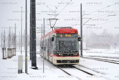 Zima w Gdańsku. Tramwaj Pesa Jazz Duo na Pętli Ujeścisko....