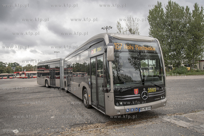 Gdańsk. Zajedna autobusowa przy ul. Hallera. Autobus...