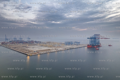 Statek Zhen Hua 36 z czterema potężnymi suwnicami...