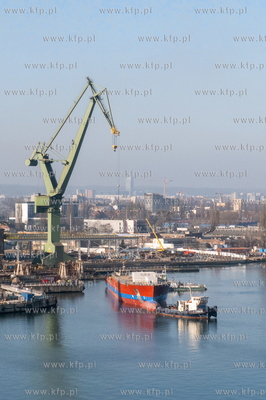 Stocznia Gdańska. Podczas operacji przesuwania patrolowca...
