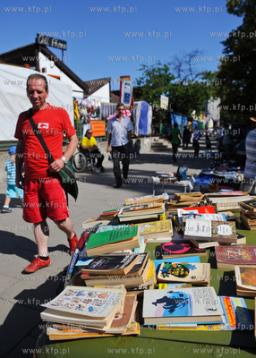 Gdansk. Sprzedaz ksiazek z maski samochodu na rynku...