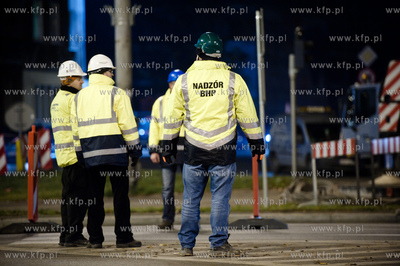 Gdansk - Wrzeszcz. Montaz kolejnych elementow estakady...