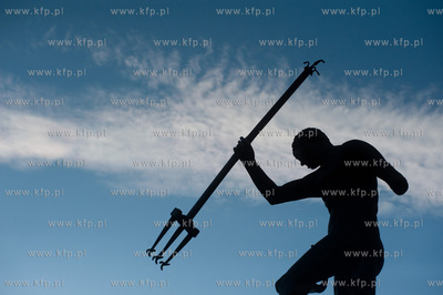 Gdansk. Zdemontowana czesc lewej reki fontanny Neptuna....