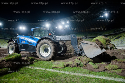 Gdansk. Stadion PGE Arena. Wymiana murawy przed meczem...