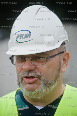 Gdansk. Ul. Ogrodowa. Montaz pierwszych elemntow wiaduktu...