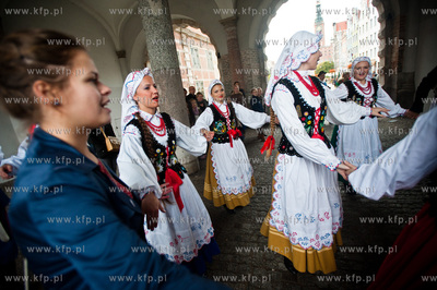 Gdansk. Dlugi Targ. Zespol Piesni i Tanca Uniwersytetu...