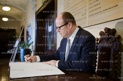 Gdansk. Nowy Ratusz. awel Adamowicz - prezydent Miasta...