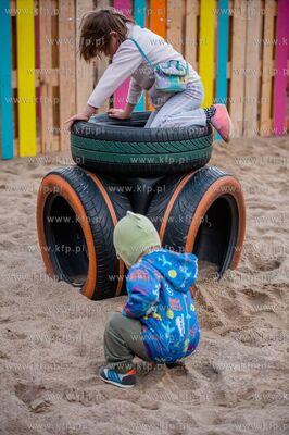 Gdansk. Ujescisko. Nowo powstaly Ekologiczny plac zabaw...