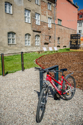 Gdansk. Skwer miedzy ulica Mariacka, a Sw. Ducha. Prezentacja...