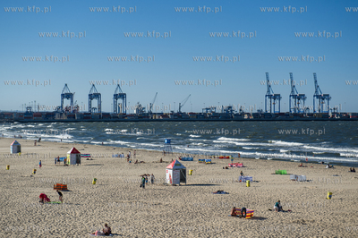 Gdansk. Letni wypoczynek na plazy miejskiej Stogi....