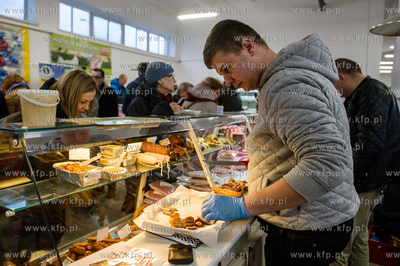 Gdansk. Hala postoczniowa przy ul. Doki 1. BioBazar...